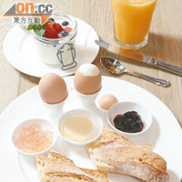 agnès b. café Breakfast $108/份（c）<BR>早餐包括原條百吉包、玫瑰果醬、牛油、藍莓醬、2隻Poached Egg及乳酪。
