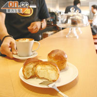 法式牛油麵包 $15/個（b）<BR>在咖啡香簇擁下細味外脆內軟、純正丹麥牛油香迸發的Brioche，是雙重感受。