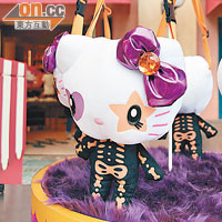 化身骷髏骨的Hello Kitty爆谷吊桶，恐怖不足卻可愛滿分。$2,200（約HK$220）。