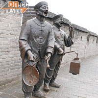 古城牆上擺放多座銅製士兵塑像。