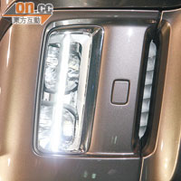 略有改變的車頭燈組，導入可提供更高照明度的LED燈技術，更加銳利有神。