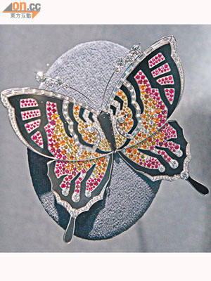 彩色寶石鑽石胸針，蝴蝶形態栩栩如生。
