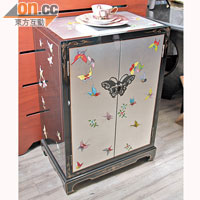 手繪蝴蝶圖案儲物櫃，襯上蝴蝶形門柄，頗有中國味道。$8,000