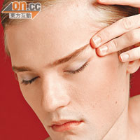 減眼紋指法<br>用中指和無名指輕力地拉高眉尾。