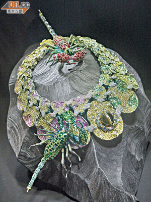 「靈眸生花」以深情蠍子作為主題，項鏈可分為兩枚蠍子胸針和戒指。