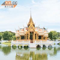 水上泰式王庭是標誌性建築，內裏矗立了拉瑪五世的肖像。