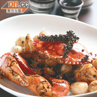 胡椒蟹 （私房菜單）：十両重的肉蟹，用上原粒黑白胡椒、乾葱頭等爆炒，裏裏外外都吃到胡椒香。