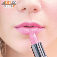 以嫩紅色的唇膏來回塗抹即可，亦可選擇先描畫唇線，唇色會更均勻持久。