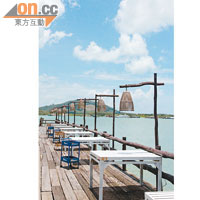 建於岸邊的Laem Hin Bang Mud Restaurant是平民化餐廳，高腳屋和木製餐枱別有風味。
