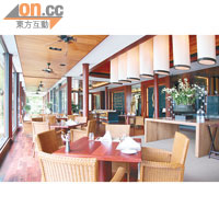 餐廳寬敞舒適，更有超正安達曼海景陪食。