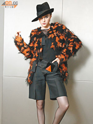 Hat $19,000、Long jacket $71,000、Bustier shirt $13,000、Trousers $8,100、Square brooch $2,100