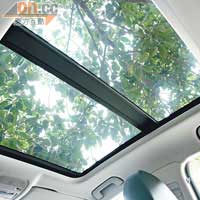 佔車頂面積接近三分之二的天窗，將陽光注入車廂。