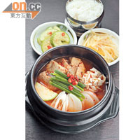 魚蛋湯  $158<br>即魚卵魚腸鍋，材料均從韓國直入，與芽菜、辣椒粉、蘿蔔等同煮，口感特別，吸盡湯的鹹香味，很好吃。