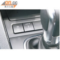波棍前按鈕是懸掛系統Comfort和Sport模式選擇鍵。
