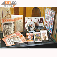 70's中文版小說、漫畫及於戲院內派發的電影劇照及中文劇情簡介「戲橋」。