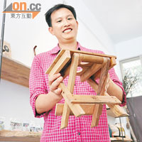 漂流木家具變化多端，甚至可製成童軍摺椅。