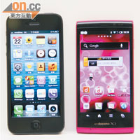 拍埋iPhone 5（左）一比，可見新機（右）屏幕更大但Size更細。