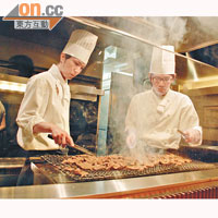 廚師們燒烤時手法純熟，過程更散發着陣陣肉香。