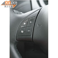 車上裝設Blue&Me系統，軚盤左方設有配備的控制鍵。