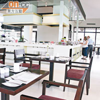 主餐廳Five，設計簡約開揚，主打東南亞菜式。
