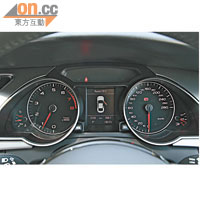 雙圈式儀錶板設計，中間顯示各項行車資訊。