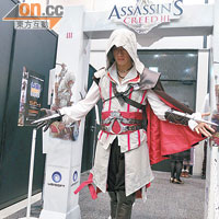 呢位名為Maxx嘅日本Cosplayer，以第2集主角Ezio為造型，佢話呢套服飾上網訂用咗20,000日圓。