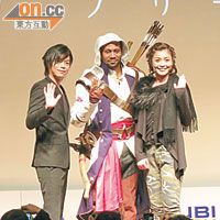 聲優浪川大輔（左）、甲斐田裕子（右），以及黑人演員Dante Carver（中）上台宣傳。