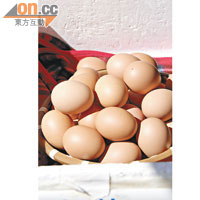 蒸釜旁由小濱溫泉觀光協會直營的小店，有已蒸熟的雞蛋，￥100/2隻（約HK$9.7）。