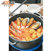喇沙鮮蝦湯鍋 $78<br>傳統的喇沙做法，加上吸汁的豆卜、虎蝦、青口和蘑菇等，最好是粉絲完全入味。