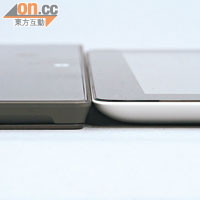 外形大小<BR>Surface（左）厚度為9.3mm；而iPad（右）為9.4mm，相差甚微。重量方面，前者676g略重過iPad的652g，而兩款平板同採用金屬機身，手感接近。