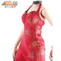 旗袍由韓籍裁縫Hai Lim主理，用多塊布料車成，直頭當真旗袍咁造。