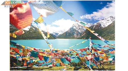 作品《Prayer Flags》（2009）將「經幡旗」於聖湖「玉龍拉錯」隨風飄揚的場面，呈現大家眼前。