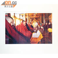 當地喇嘛專注研讀佛經，觸動Michael舉起鏡頭，攝下這張名為《Nuns and Scriptures》（2008）的作品，自然地表達出藏人的生活片段。