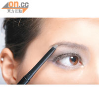 Step Ⅰ：<br>用接近眉色的眉筆或眉粉輕掃眼眉，突出眼部輪廓。