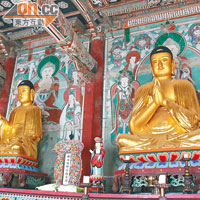 寺內的布置有一陣傳統的風味，供參拜的佛像手工精細。