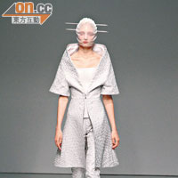 Gareth Pugh<BR>開胸長身外套注入立體元素，加上蒙面與日式髮簪造型，充滿詭異feel。