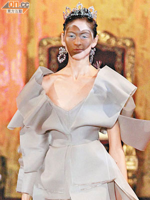 Vivienne Westwood<br>連身裙質料既輕又薄，配合一層又一層的ruffles，立體感中添飄逸美態。
