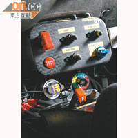 新增於中控台底部的控制鍵，主要用作操控各項賽車配備。