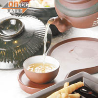 日本花菇雞腳燉螺頭湯  $58（需預訂）<br>湯料放入原個紫沙茶壺再燉足4小時，高密度的質料，令味道精華全都保留下來，還貼心地提供小碟豉油配湯渣。
