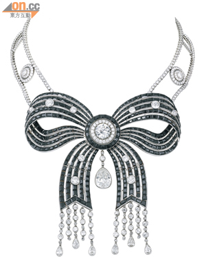 產於約1910年的「黑與白」蝴蝶結胸針，鑲有鉑金、縞瑪瑙及鑽石。