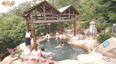 區內溫泉池各有風格，如這個甚有日式風情的露天風呂。