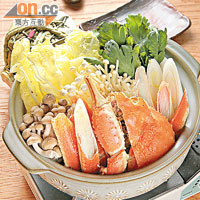 松葉蟹鍋 （時價）<BR>時令的北海道松葉蟹，膏非常多，溶入清湯中，與日本金菇、冬菇和皇帝菜同吃，啖啖濃香。