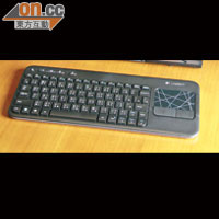 K400r無線鍵盤右側備有3.5吋觸控板。<BR>售價：$329