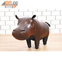 Hippopotamus<BR>樣子笨笨的小河馬，由英國品牌Omersa生產，選用真皮，人手製造，每一件都是獨一無二。$6,500（b）