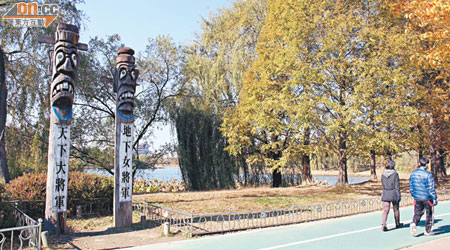韓劇迷認得這兩根木雕刻嗎？正是《屋塔房王世子》中男女主角的踩單車的地點。