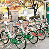 地鐵站旁設有供當地市民使用的單車租用設施，而旅客則可到附近的單車舖租車。