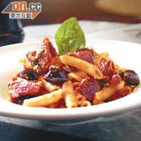 Penne Puttanesca $90<BR>長通粉煮至半軟半硬口感剛好，配合由銀魚柳、橄欖、番茄乾及番茄醬煮成的醬汁，鹹香又有鮮味。