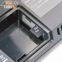 microSD卡及LAN插口設於機背，唔用Wi-Fi的話亦可透過LAN上網。