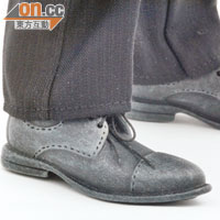 皮鞋刻意舊化，並內附腳掌，用家可自行替換其他鞋。