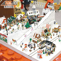 2樓大堂中央擺放着一個迷你版LEGO模型，細看之下，原來是今回聖誕村的縮影，也是LEGO粉絲的初版模型。